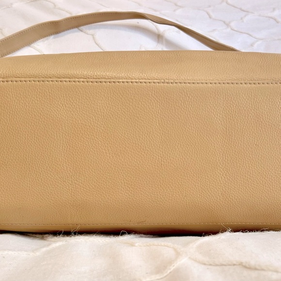 Chanel Executive Cerf Tote: Beige Calfskin, Gold- hardware and  Feet at Base - Picture 11 of 12